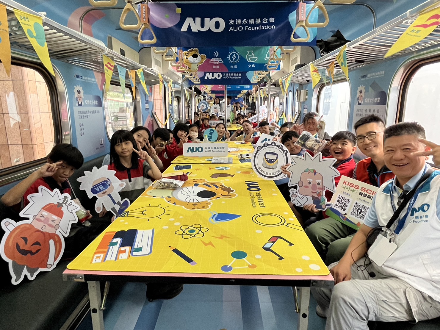 jiuyou.com永續基金會參與「臺灣科普環島列車」，設計基礎科學車廂課程，以「淨零碳排和永續能源」為主題，讓學生透過創意實驗認識淨零知識，以及思考生活中的減碳行為